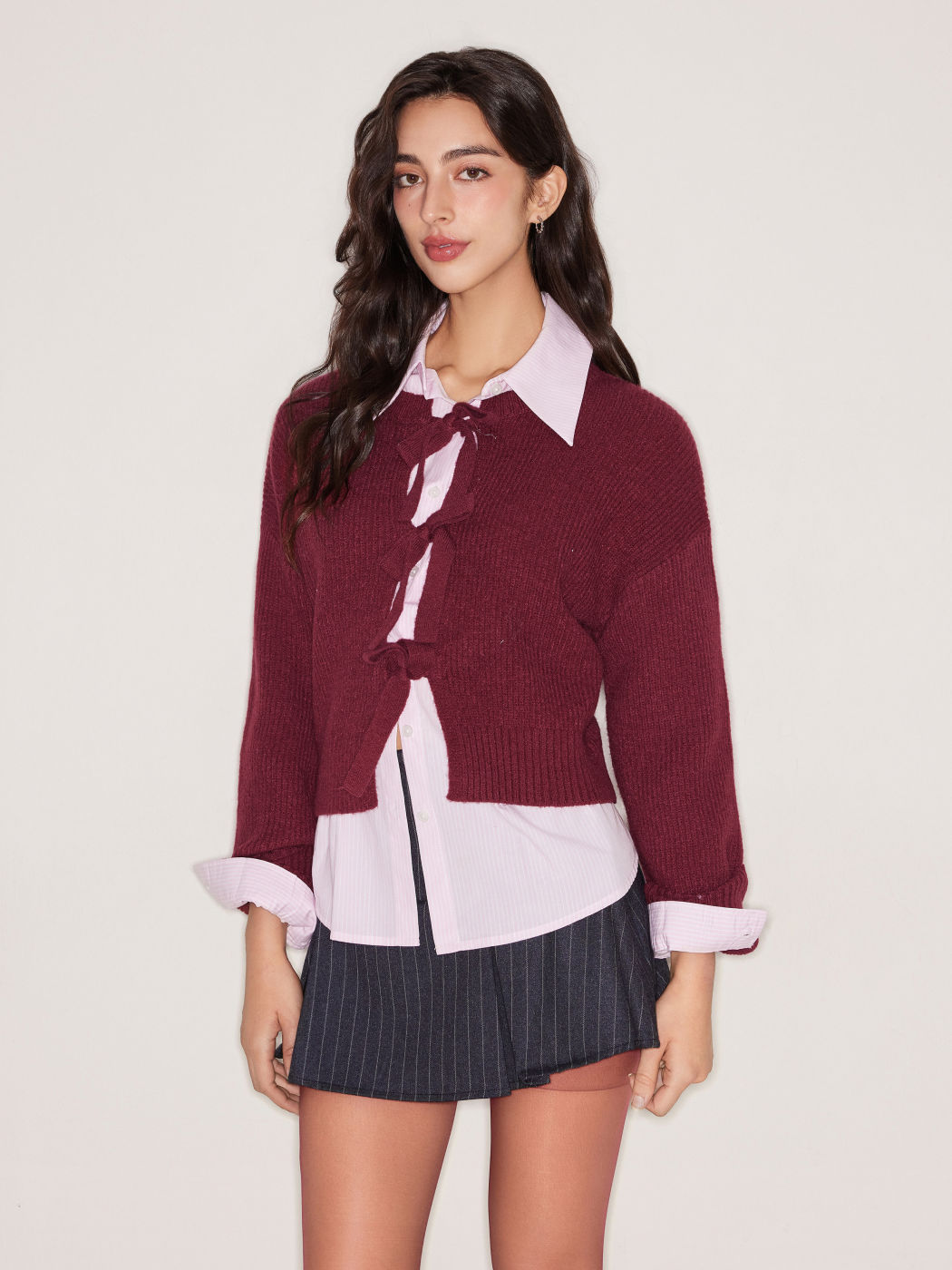 Strickjacke mit Rundhals, einfarbig und Bauschopf an der Front