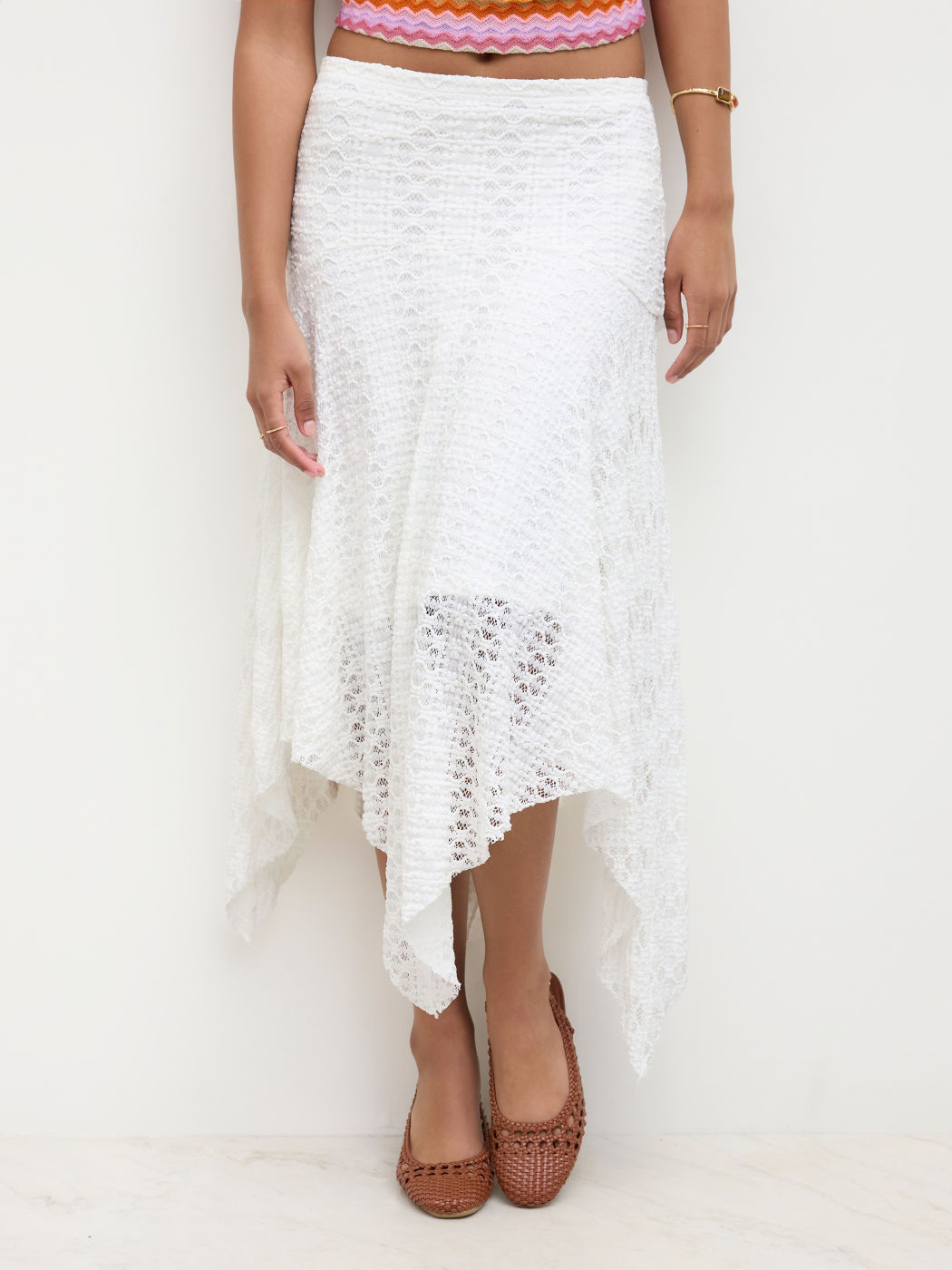 Baumwollmischung, Mittelhöhe, Blumenmuster, asymmetrischer Saum, Midiskirt