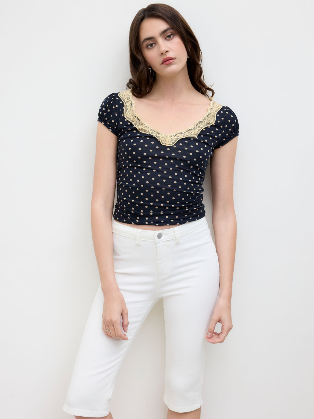 Maglietta arricciata con scollo a V, pois e finiture in pizzo