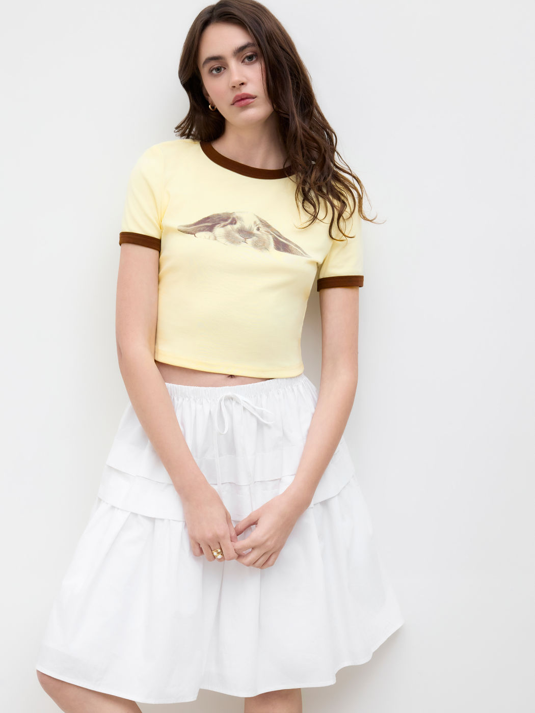 T-shirt corta con grafica coniglietto in misto cotone e bordatura a contrasto