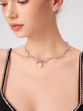 Halskette mit Faux-Perlenanhänger und Strass-Bows