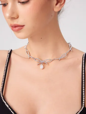 Halskette mit Faux-Perlenanhänger und Strass-Bows