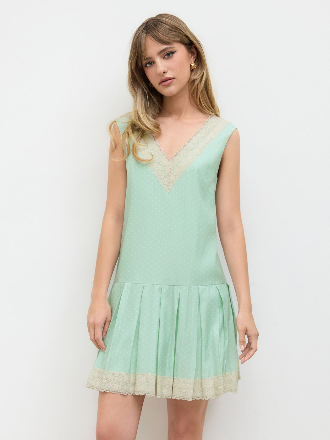 V-Ausschnitt, Polkadots, Spitzenrand, plissiertes Mini-Kleid