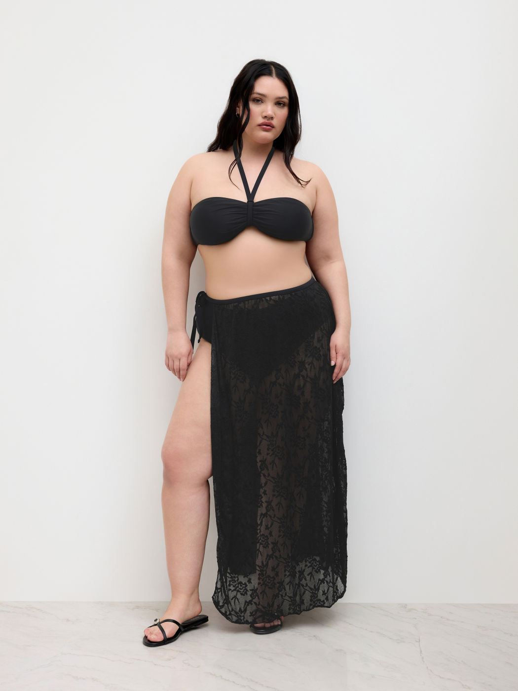 Set bikini copertura totale con scollo all'americana e pareo in pizzo Curve & Plus