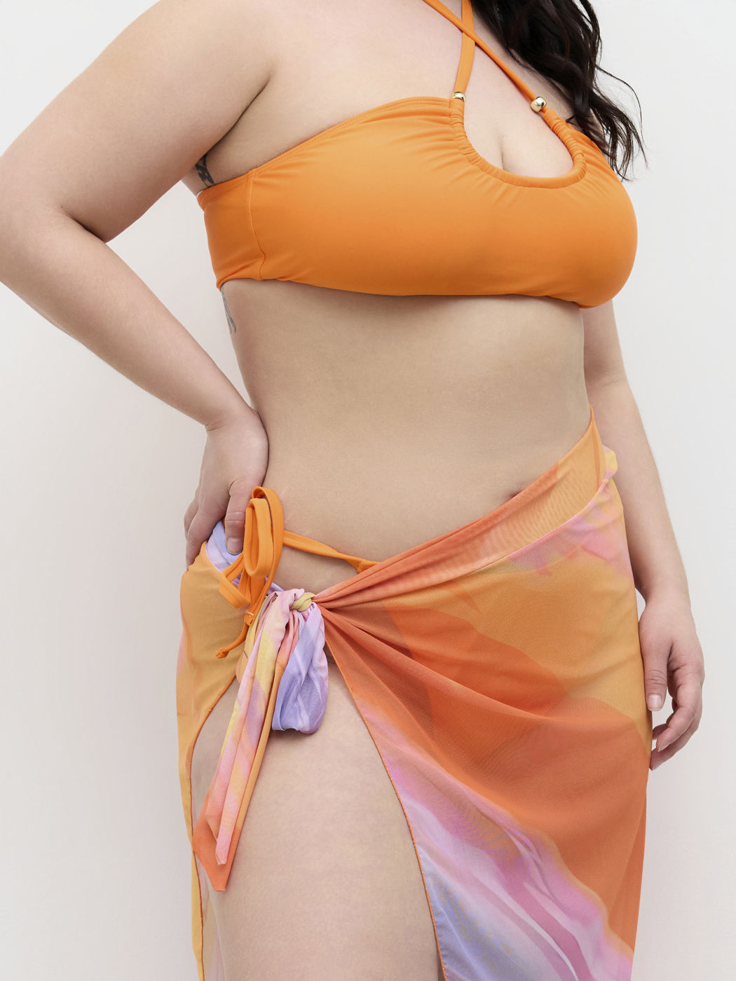 Set bikini con collo all'americana, perline, allacciatura incrociata laterale con gonna coprente sfumata Curve & Plus