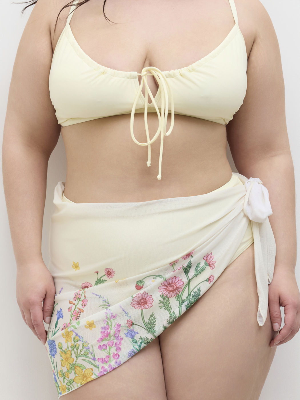Bikini-Set mit Ausschnitten, Zugverschluss und Armband, vollumfängliche Abdeckung, mit floralem Sarong