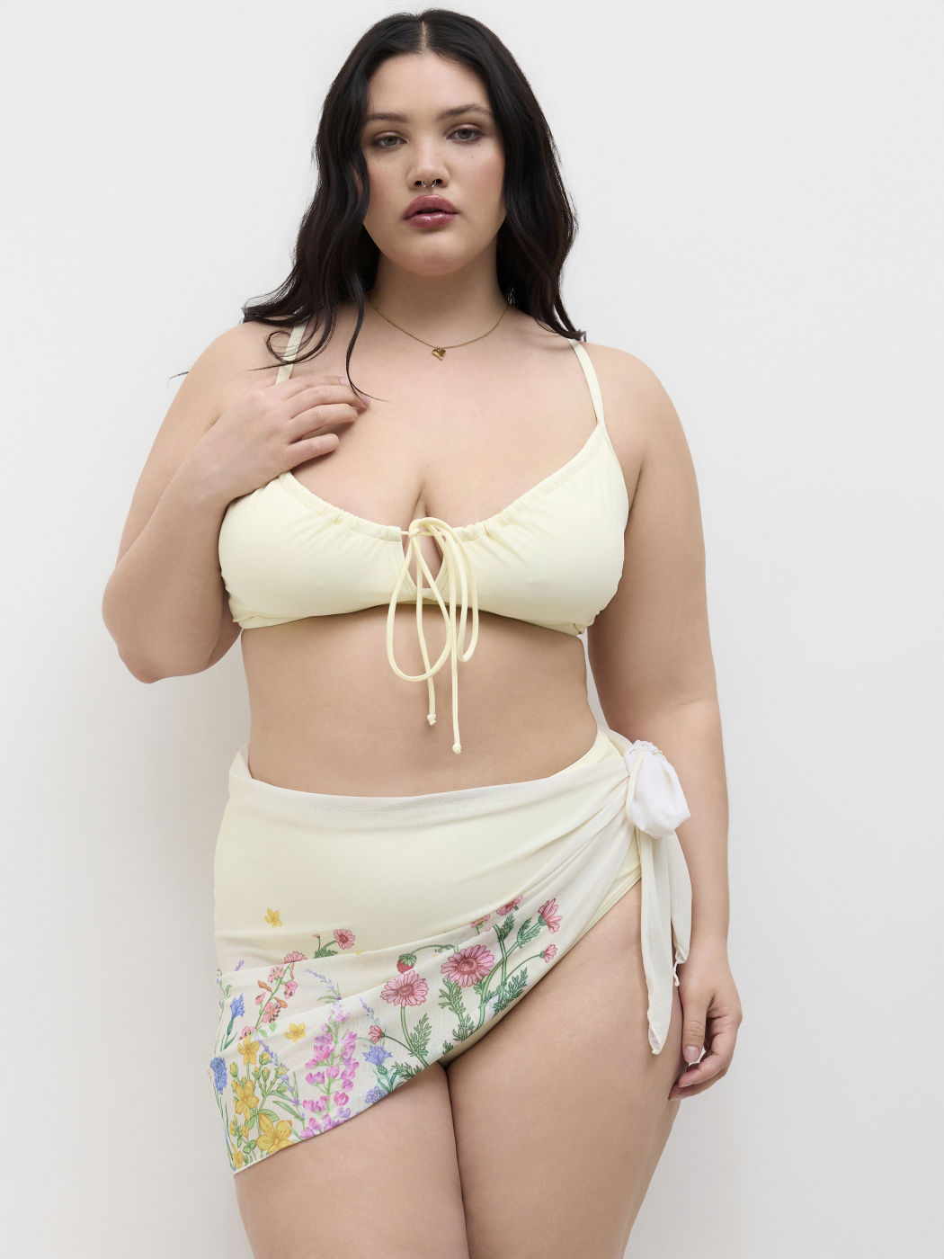 Bikini-Set mit Ausschnitten, Zugverschluss und Armband, vollumfängliche Abdeckung, mit floralem Sarong