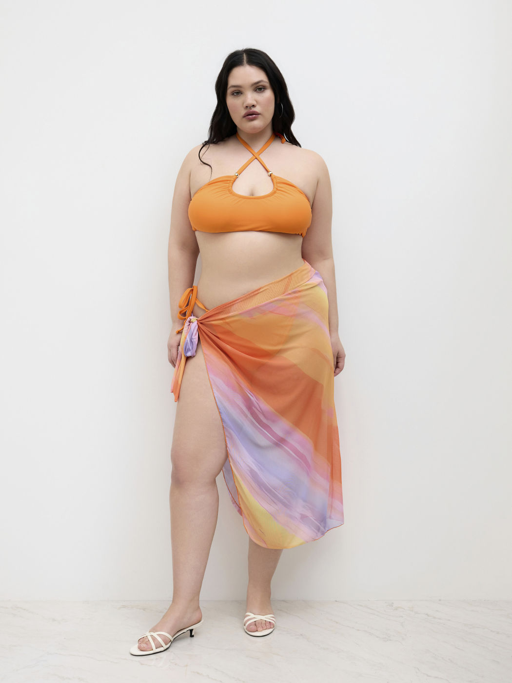 Set bikini con collo all'americana, perline, allacciatura incrociata laterale con gonna coprente sfumata Curve & Plus