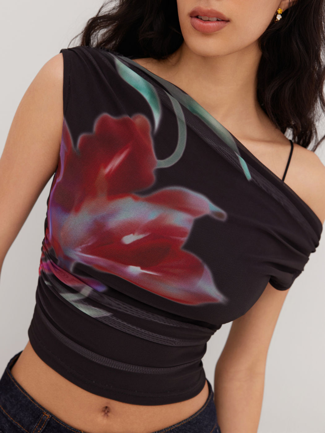 Top asimmetrico in mesh con collo a una spalla e dettaglio floreale