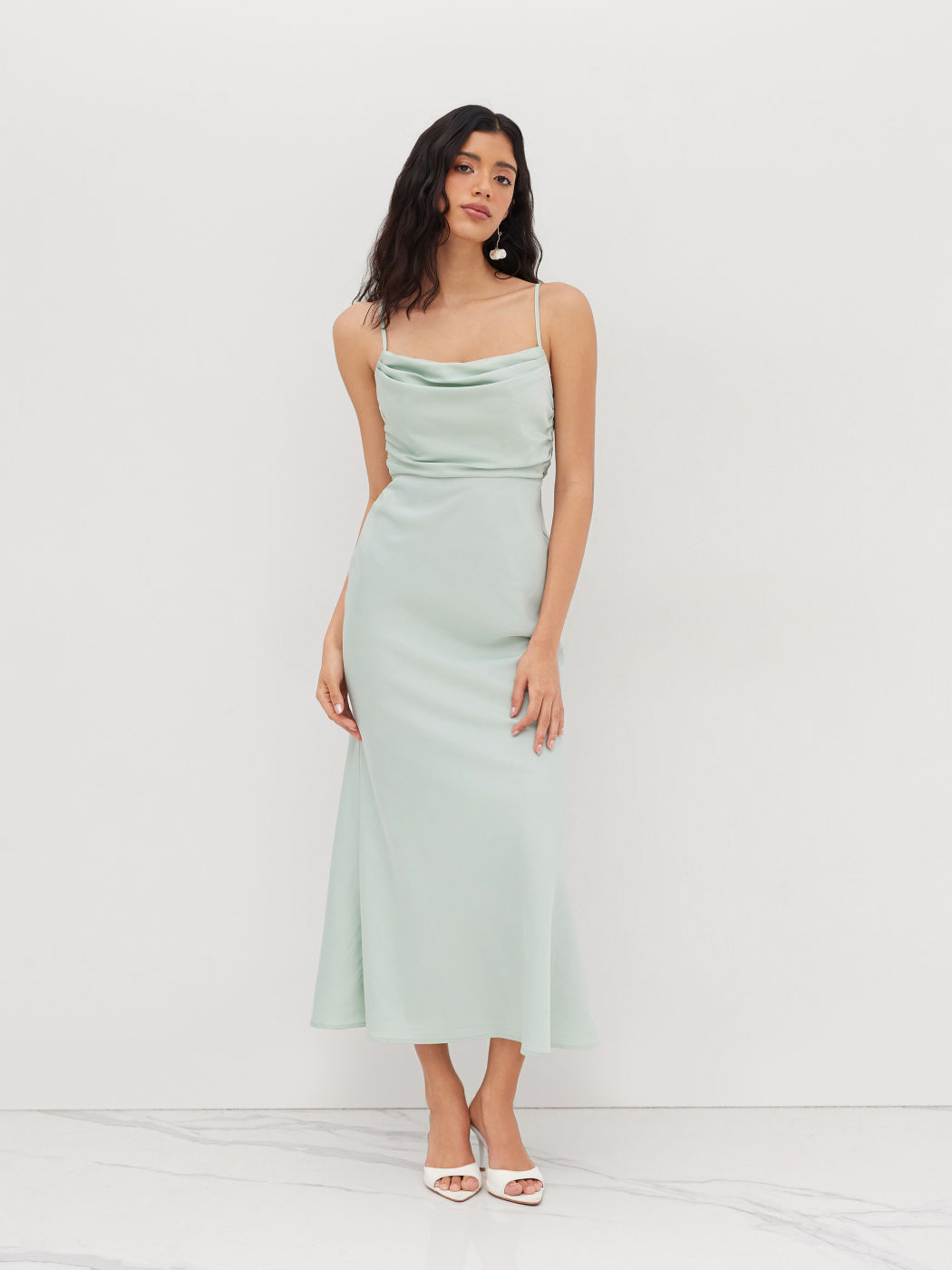 Satin-Maxi-Kleid mit quadratischem Halsrand und geriffeltem Spitze