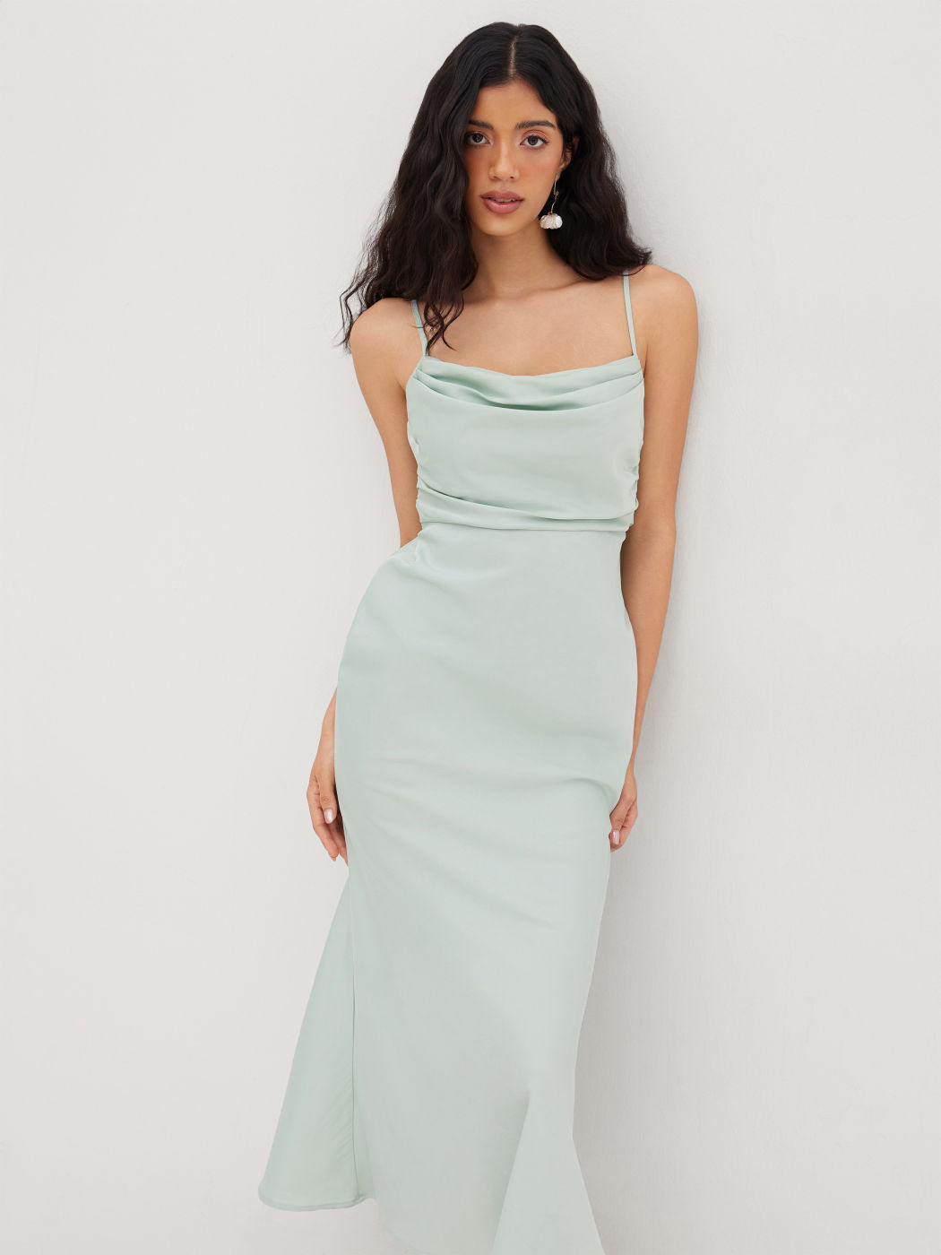 Satin-Maxi-Kleid mit quadratischem Halsrand und geriffeltem Spitze