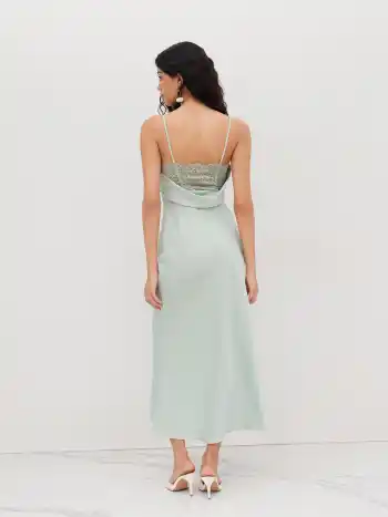 Satin-Maxi-Kleid mit quadratischem Halsrand und geriffeltem Spitze