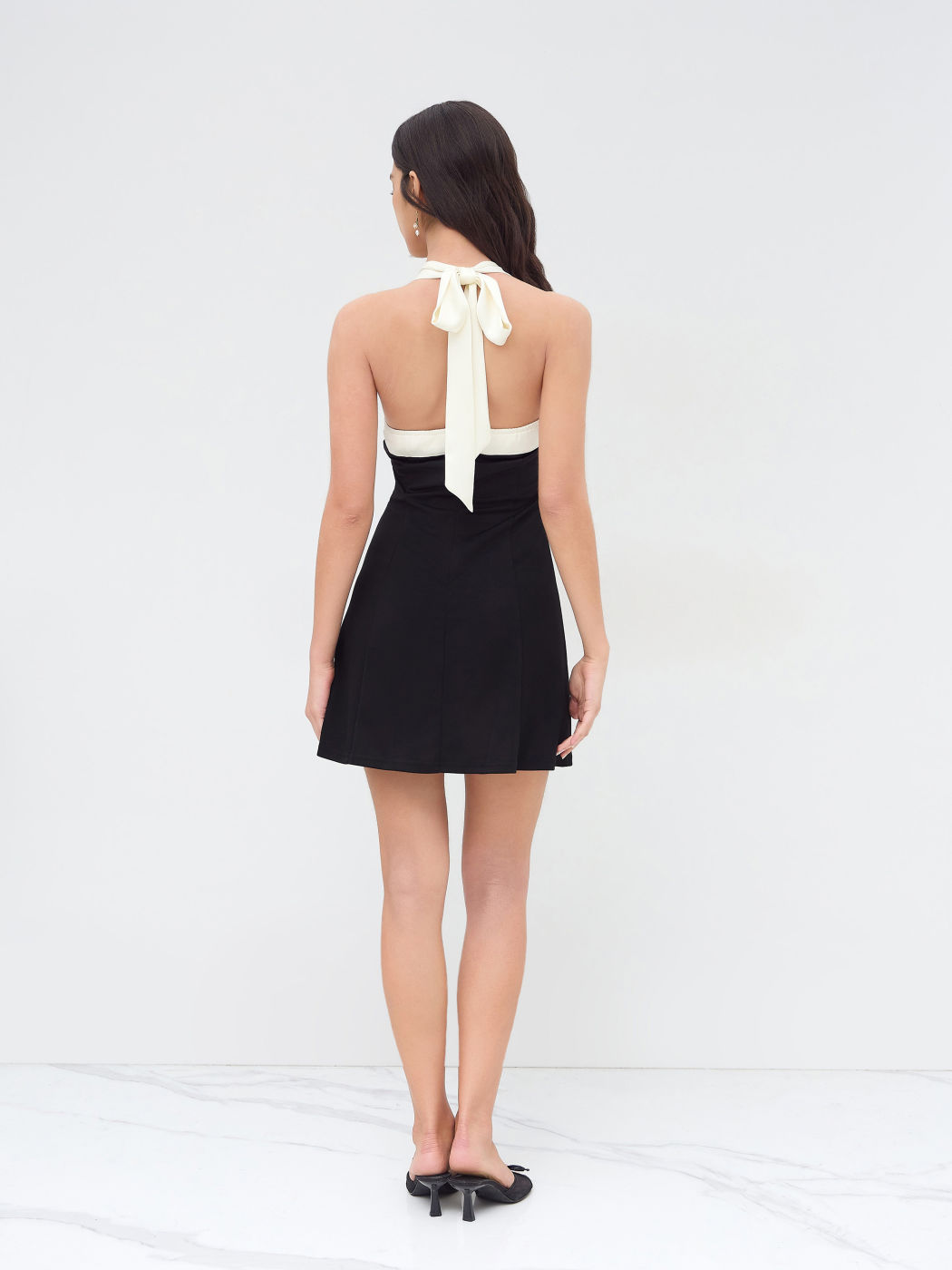 Mini abito bicolore con fiocco e scollo all'americana