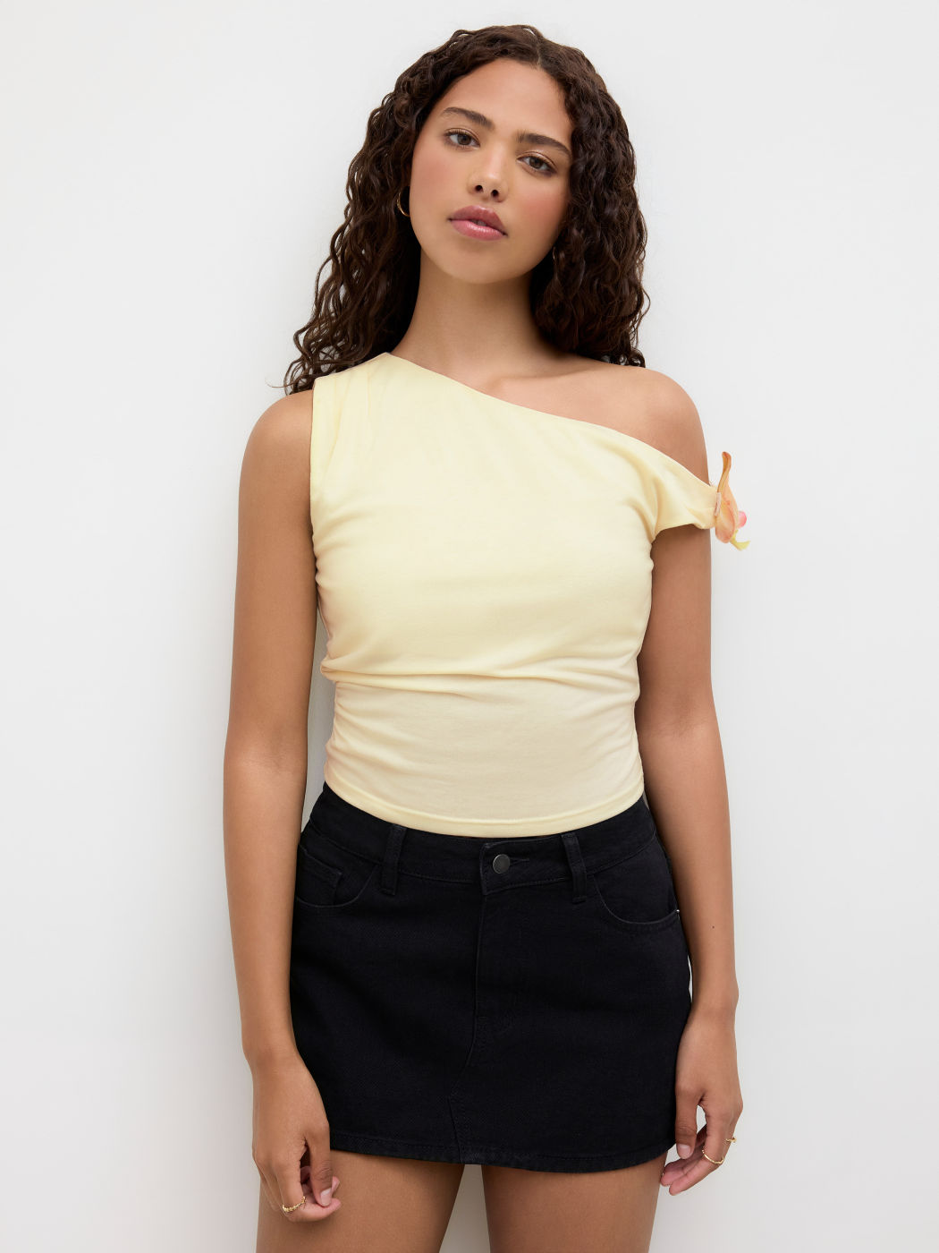 Crop Top de Tirantes con Flor y Pliegues en Cuello Asimétrico