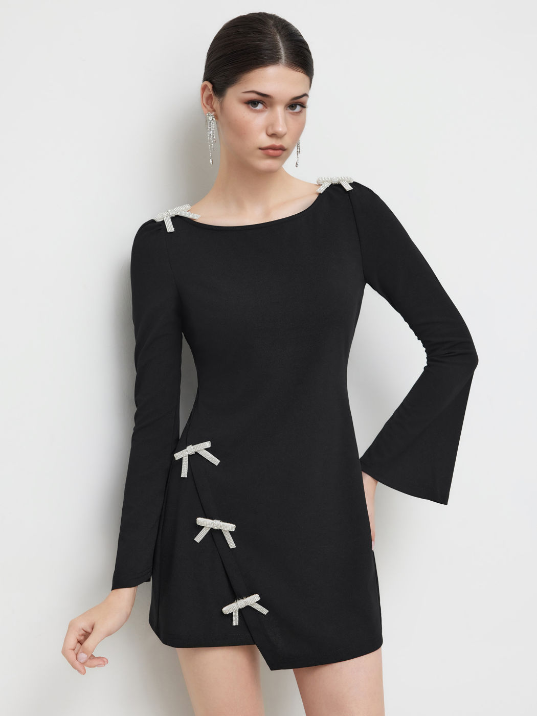 Round Neckline Solid Bowknot Mini Dress