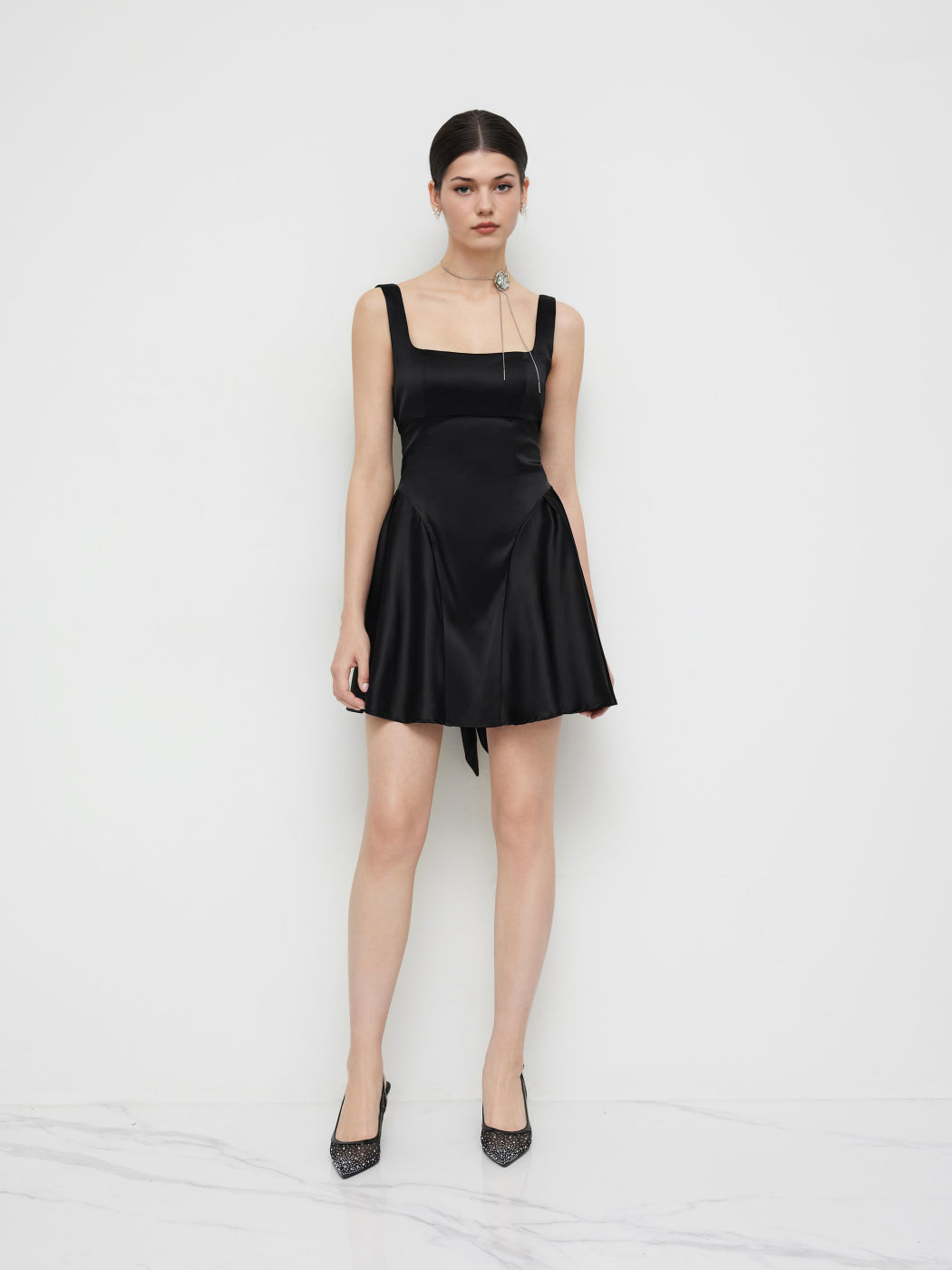 Satin Mini-Kleid mit quadratischem Halsrand, Rüschen und Knoten in einfarbigem Design