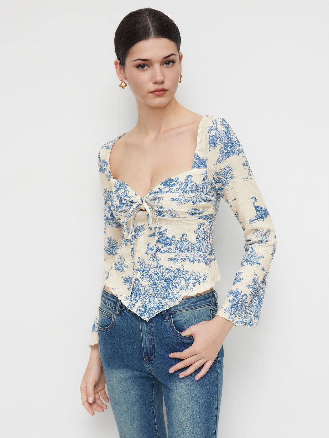 V-neck Toile de Jouy Knotted Long Sleeve Crop Top