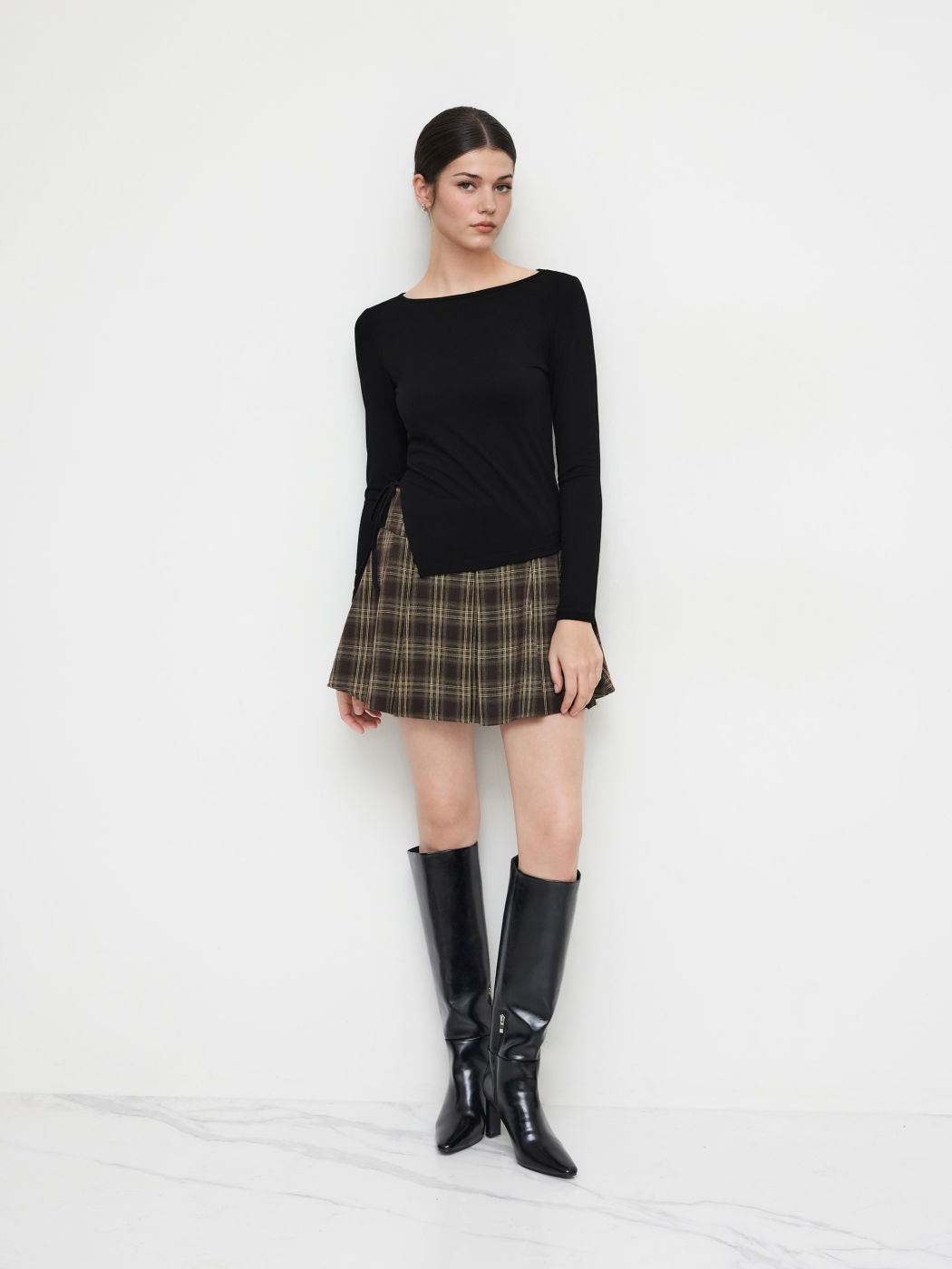 Langärmliges T-Shirt mit Bootshals und Knoten, einfarbig