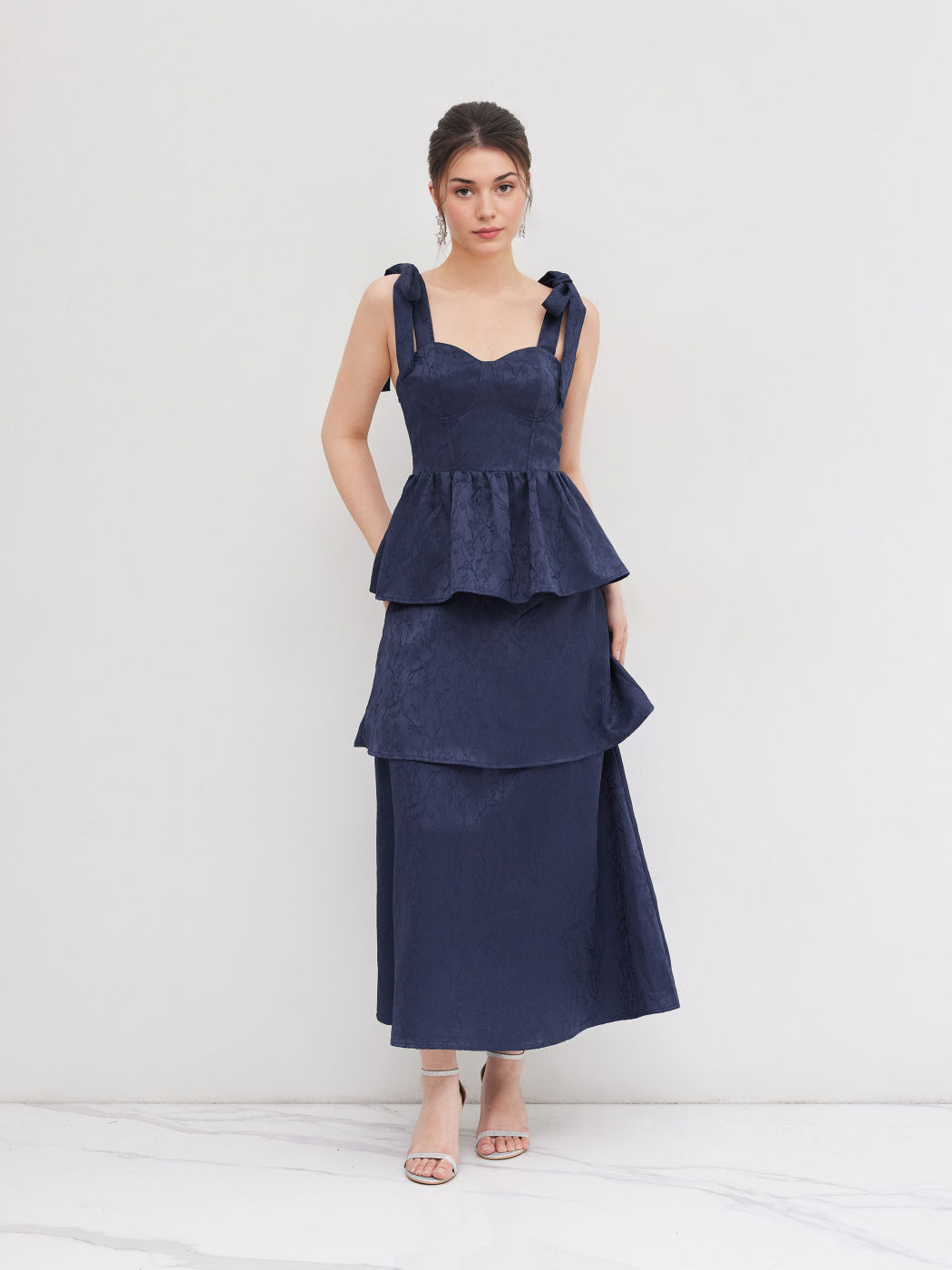 Vestido Maxi de Capas con Nudo, Cuello Redondo y Tejido Jacquard Sólido