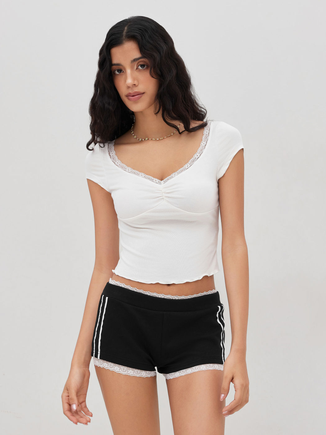 Terry Low-Rise Mikro-Shorts mit kontrastierendem Spitze