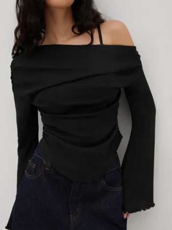 T-shirt asimmetrica con scollo arricciato e orlo a lattuga