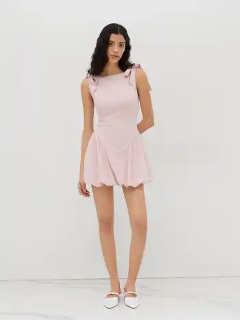Vestido Mini con Cuello de Barco, Corbata y Faldón Burbuja