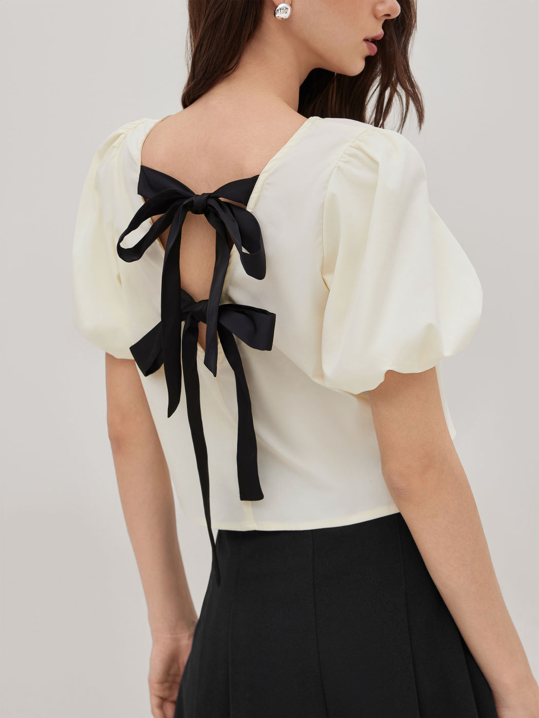 Round Neckline Tie Back Bowknot Puff Sleeve Blouse