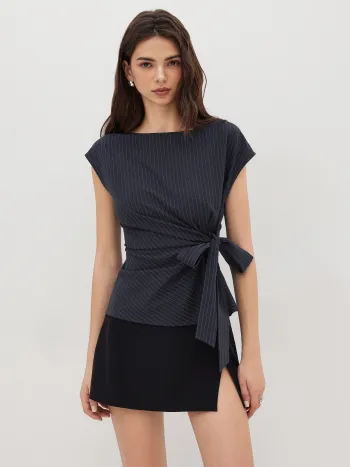 Top oversize a righe con nodo e scollo a barchetta