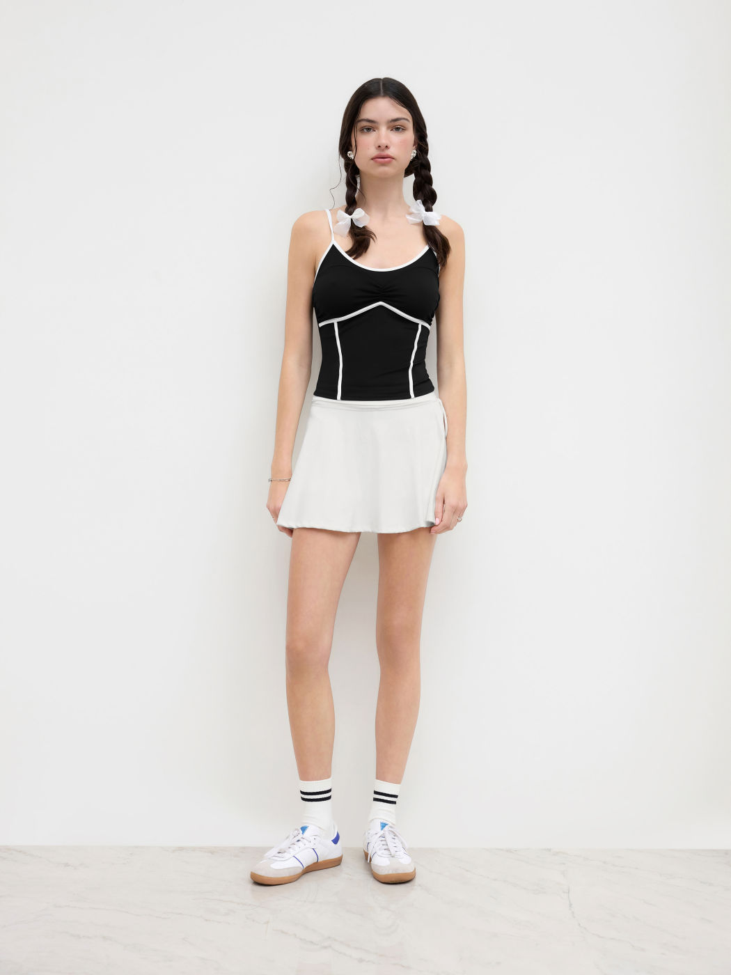 Aktives Cami-Top mit Rundausschnitt und Kontrastbinder
