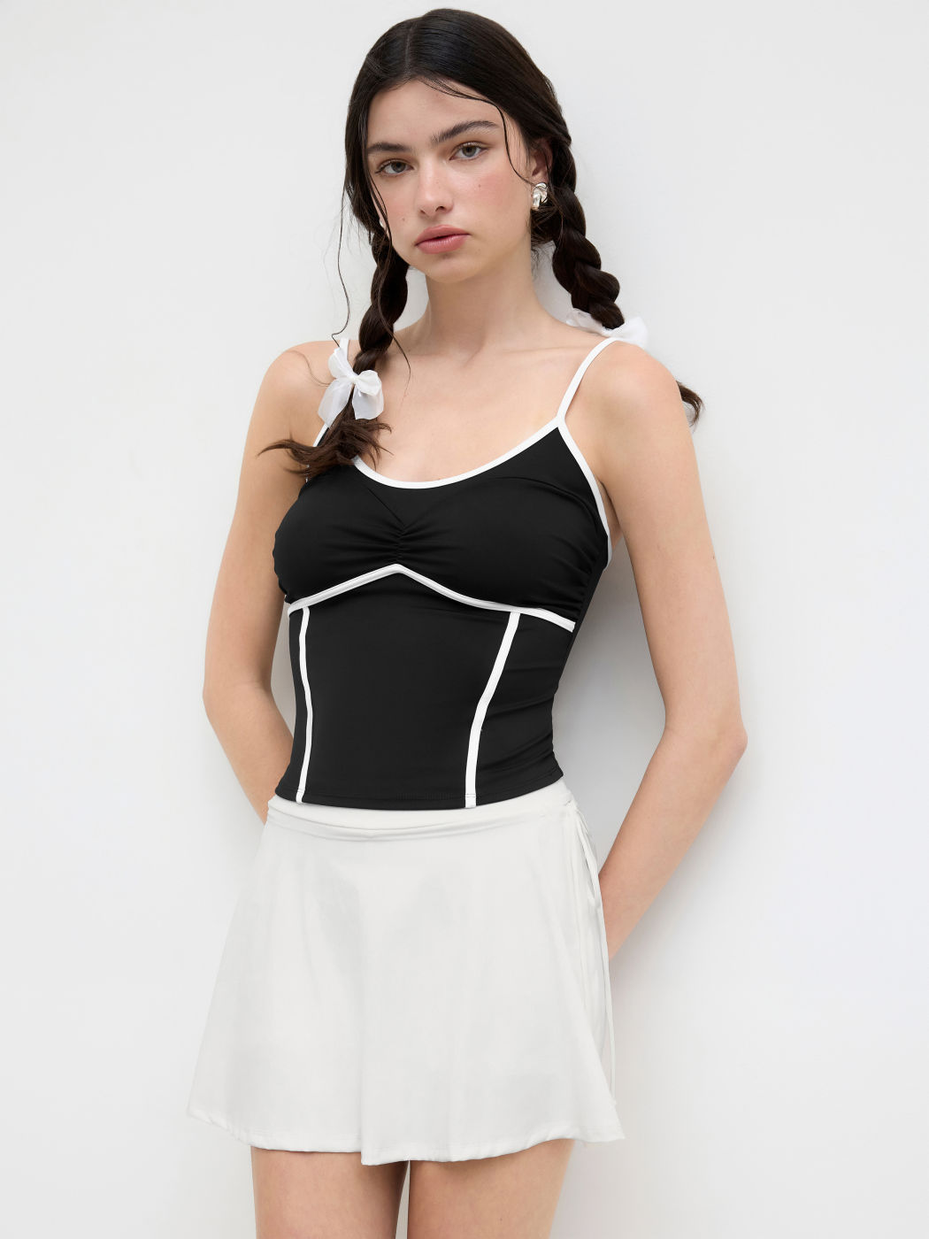Aktives Cami-Top mit Rundausschnitt und Kontrastbinder