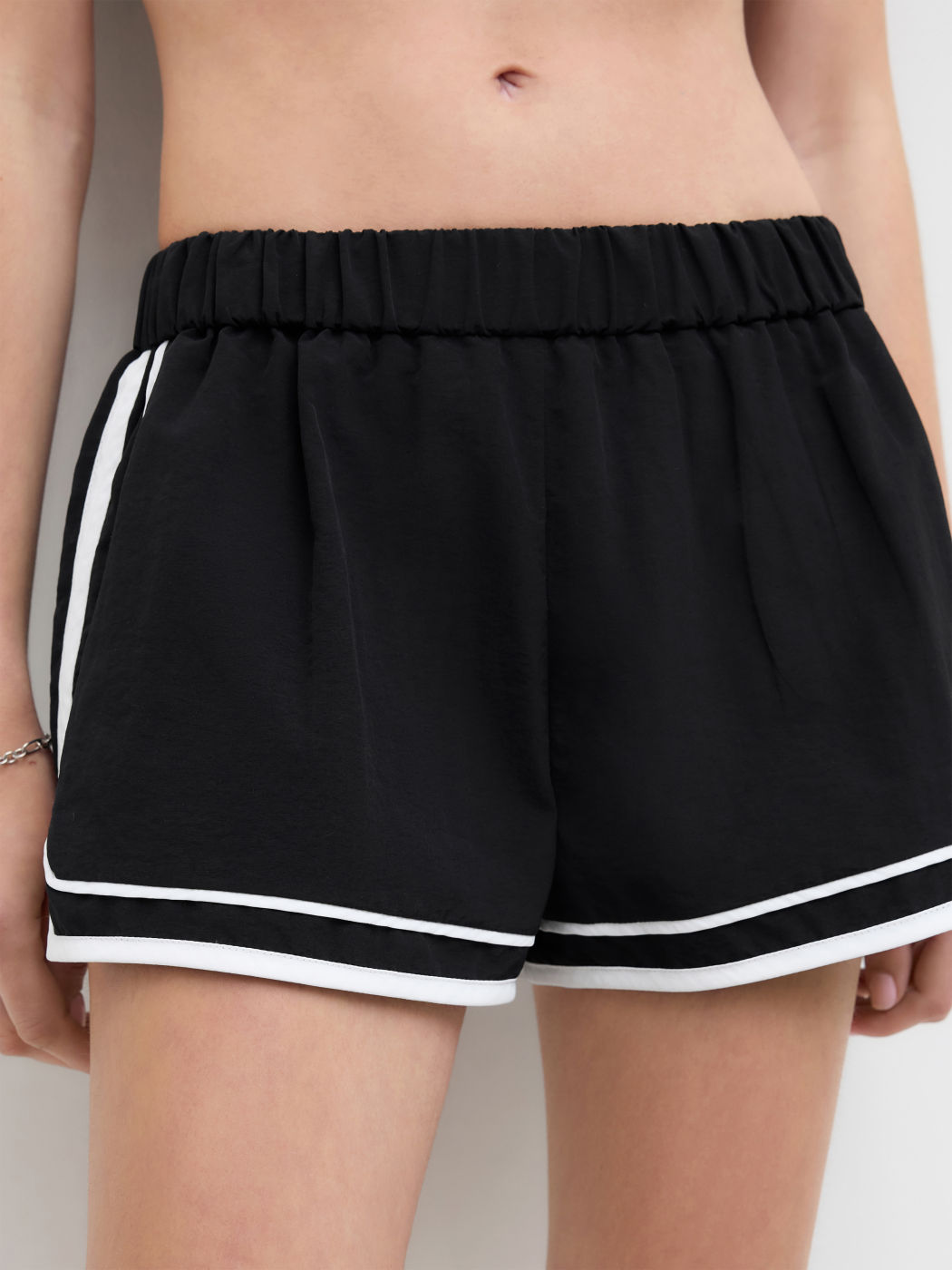 Pantaloncini sportivi attivi intrecciati a vita bassa con bordi a contrasto