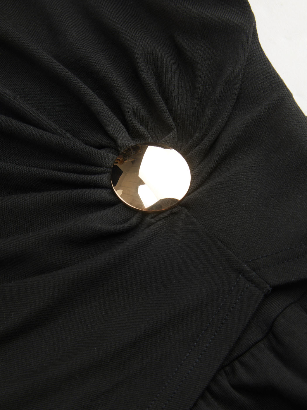 Tuta a gamba dritta traforata con orlo asimmetrico e scollo a barca