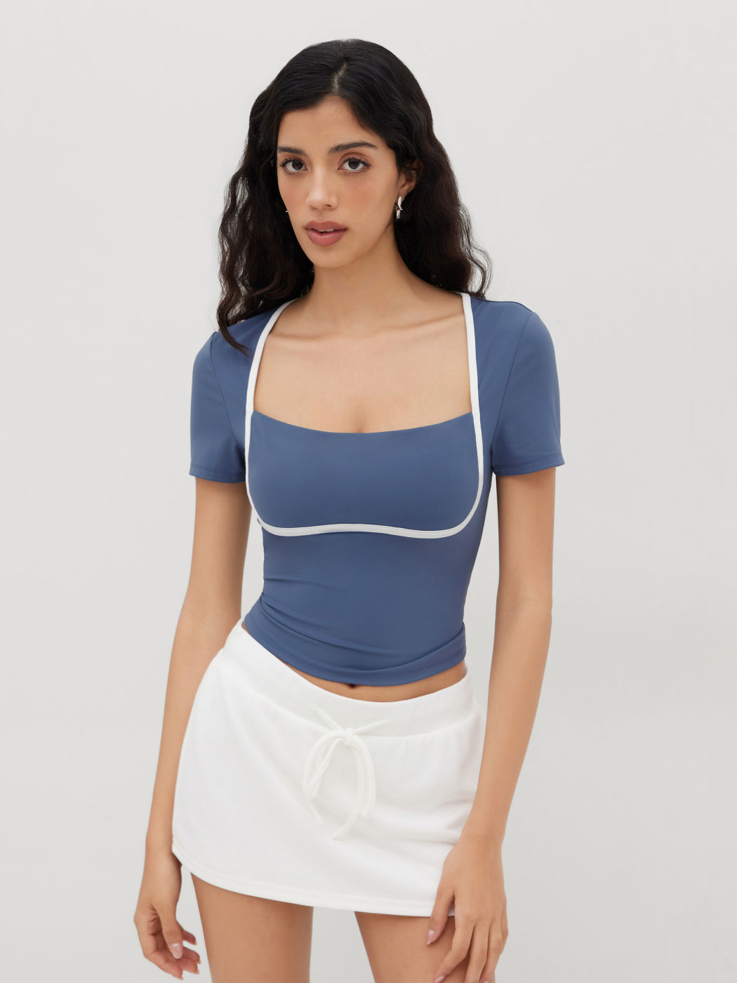 T-Shirt mit quadratischem Halsrand und kontrastierendem Binding