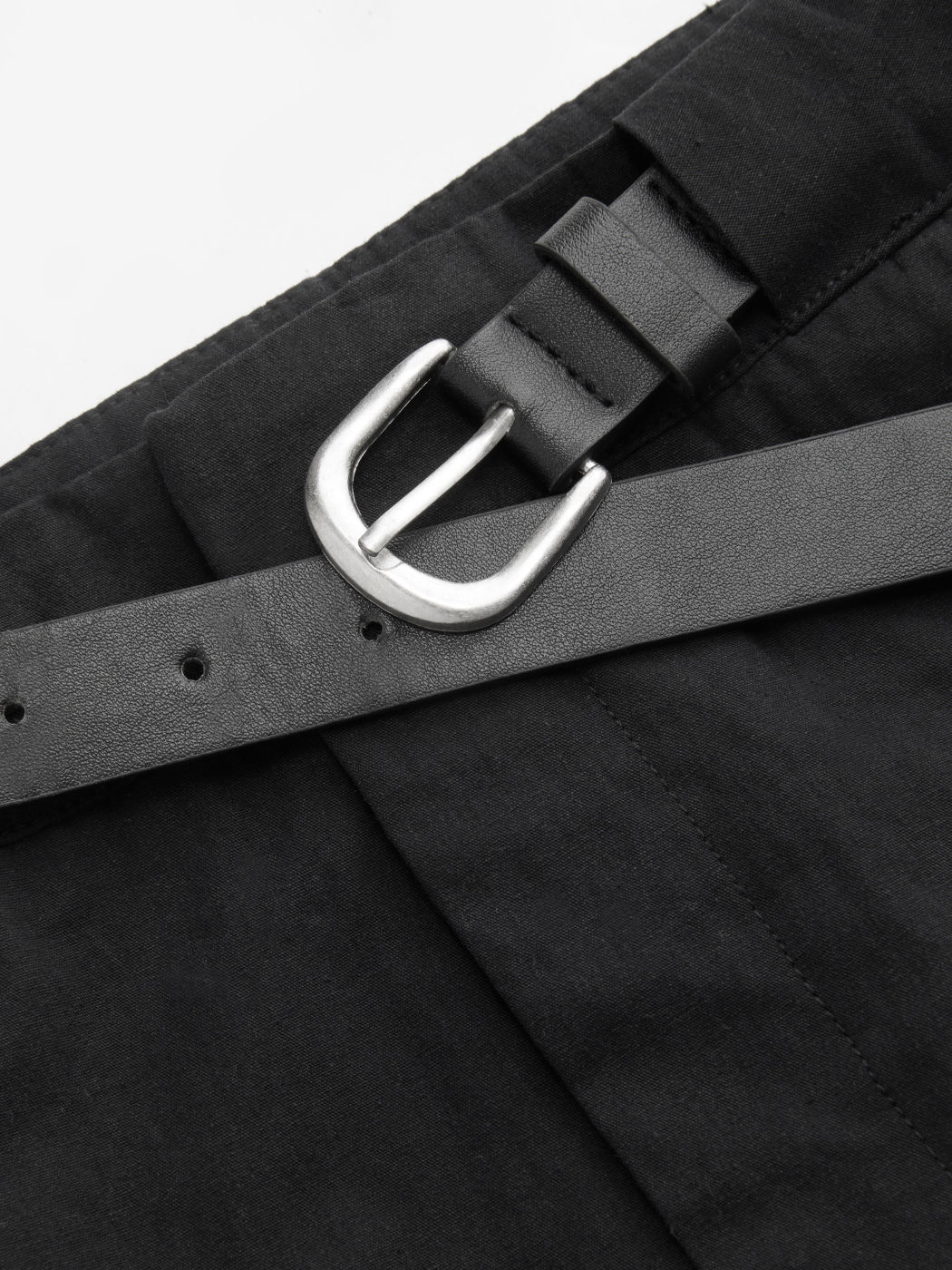 Baumwoll-Skort mit Gürtel und niedriger Taille
