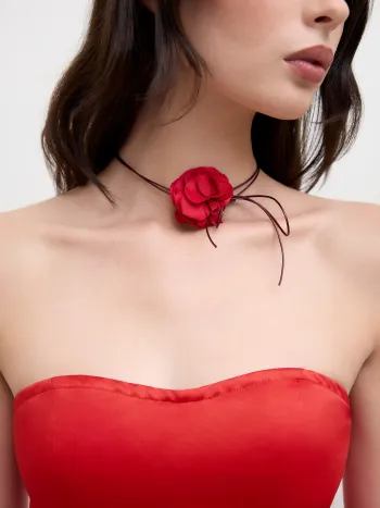 Halskette mit Rosen-Dekor