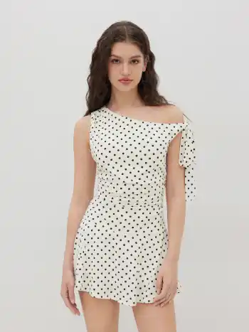 Strampler mit Polkadots, asymmetrischem Hals und Rüschen