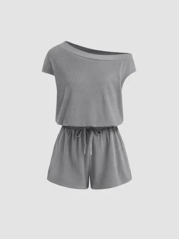 Romper mit asymmetischem Hals und Zugverschluss
