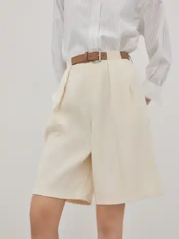 Mittlerer Bund, plissierte Bermudas mit Gürtel