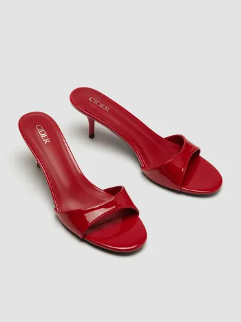 Faux-Patentleder-Mules mit Kittenabsätzen