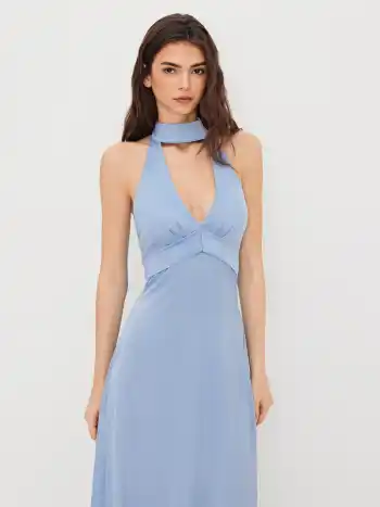 Maxikleid mit V-Ausschnitt und Halterhalslinie