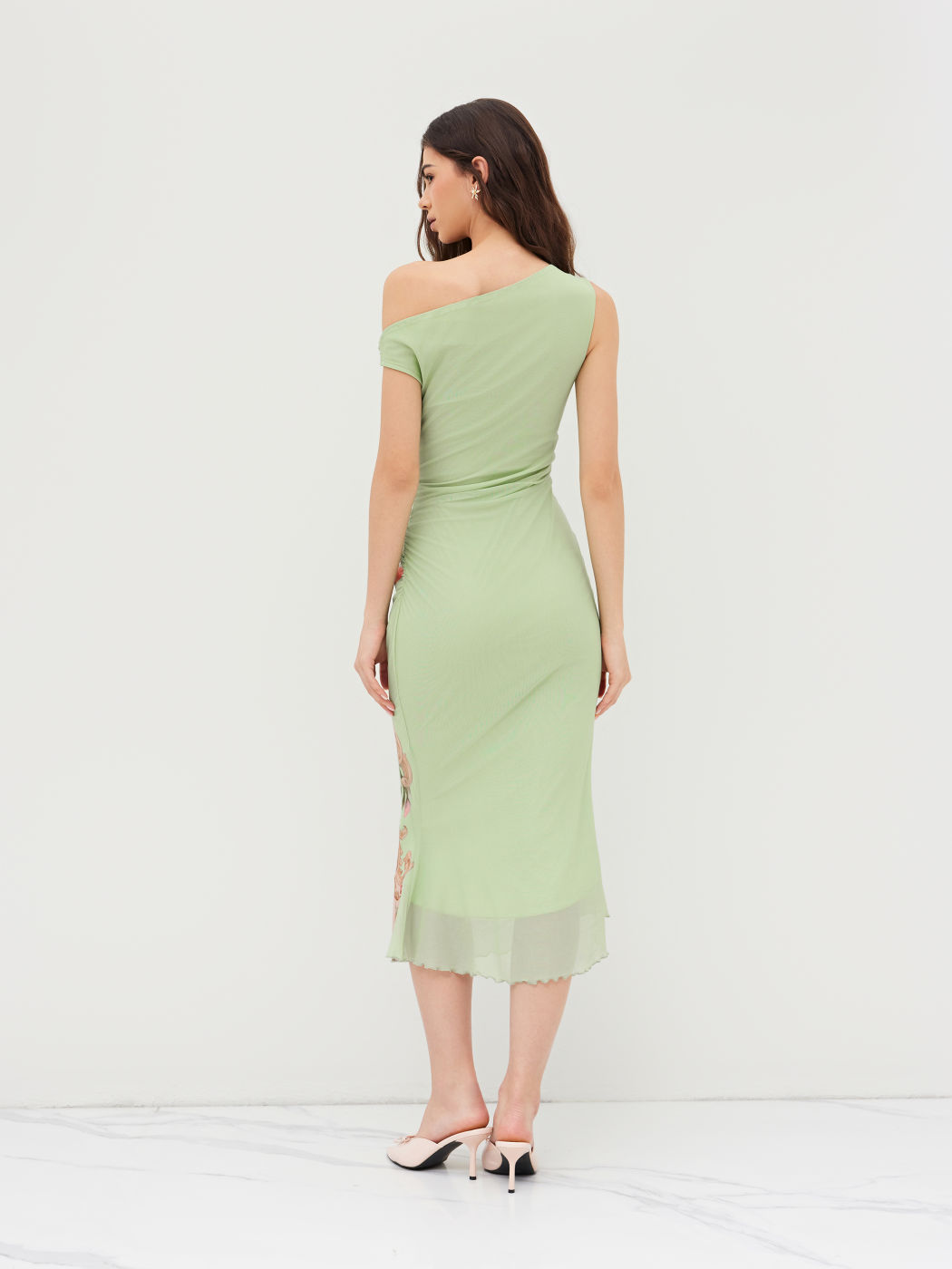 Florales, geruchtes Midi-Kleid mit Maschenstoff, asymmetrischer Halslinie und Salatrand