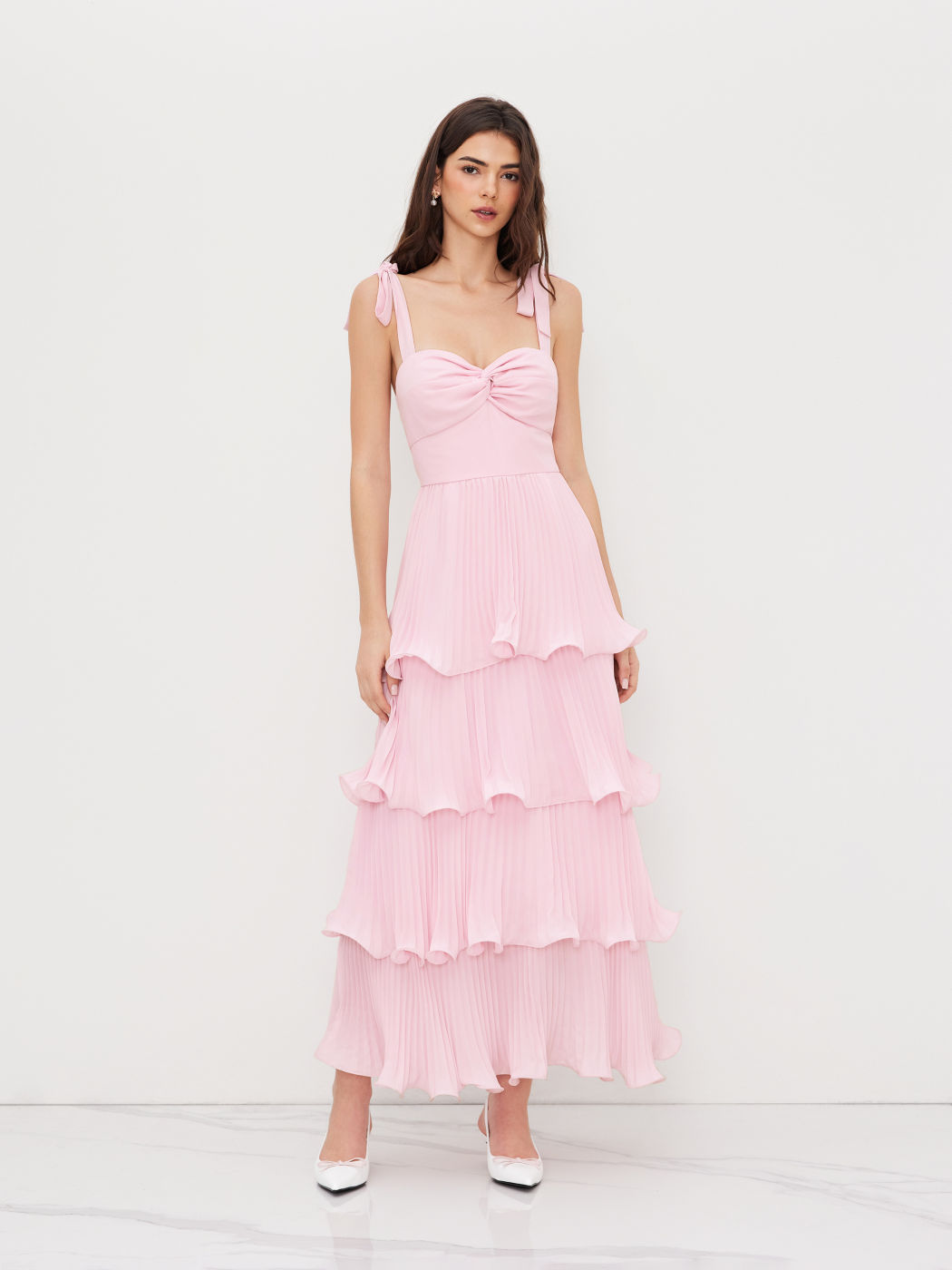 Abito lungo a strati con orlo arricciato e nodo a torsione