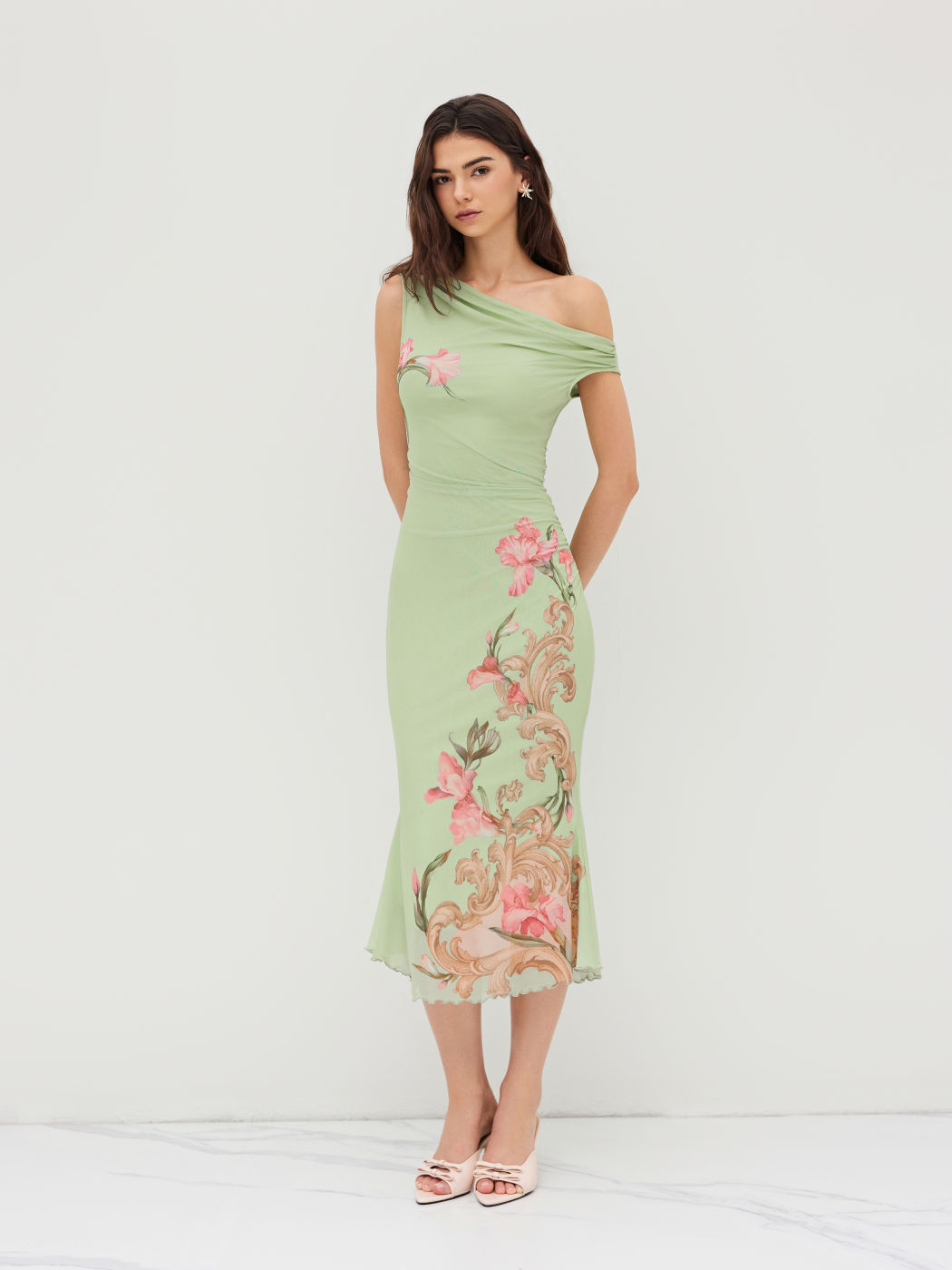 Florales, geruchtes Midi-Kleid mit Maschenstoff, asymmetrischer Halslinie und Salatrand