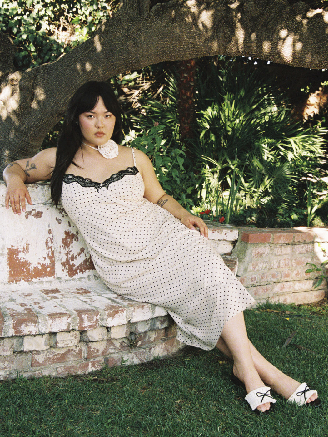 Abito midi in chiffon con scollo a cuore e pois in pizzo a contrasto Curve & Plus