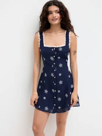 Vestido Mini de Encaje Floral con Cuello Cuadrado