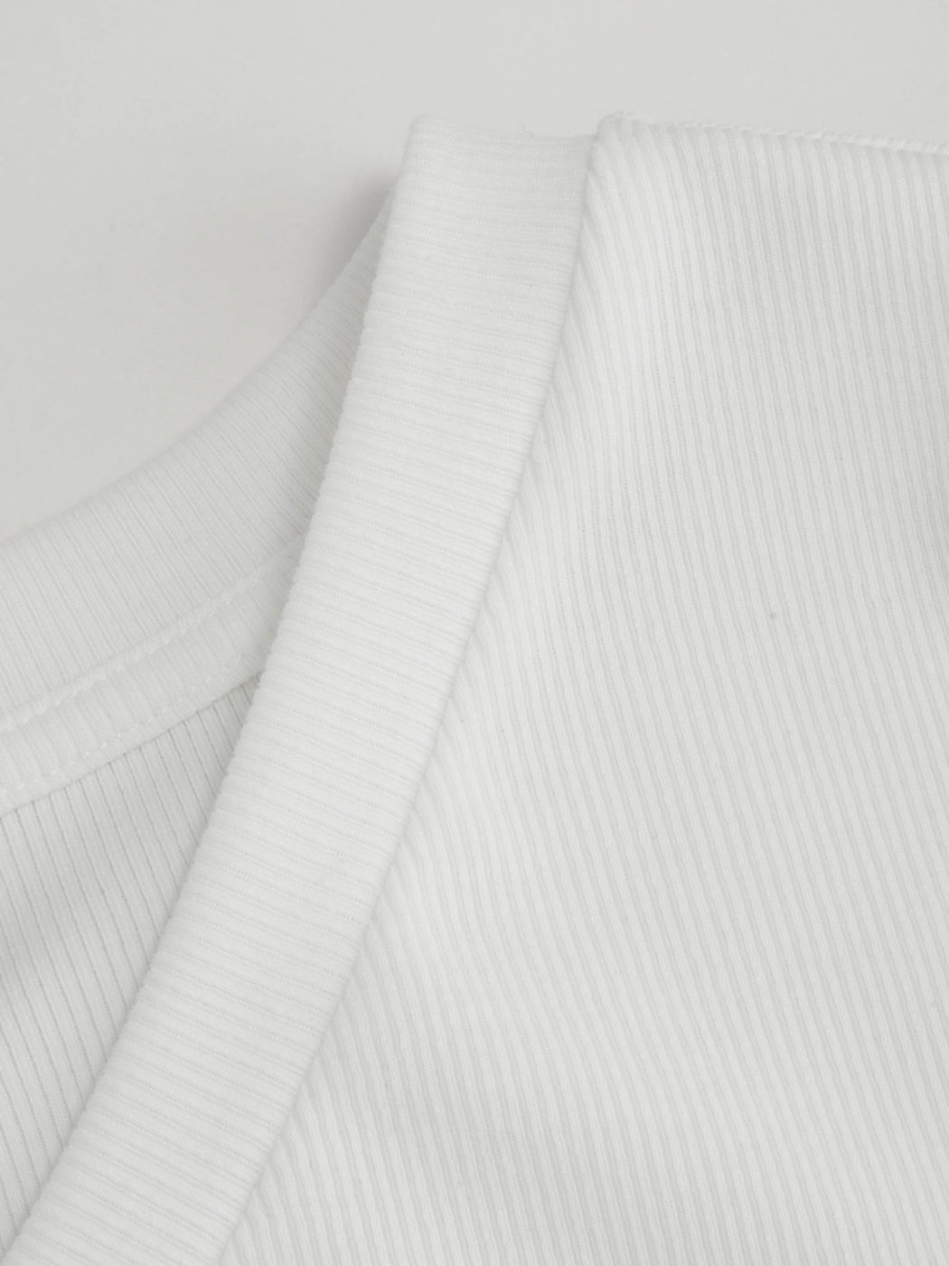 T-shirt corta con nodo e scollo a V