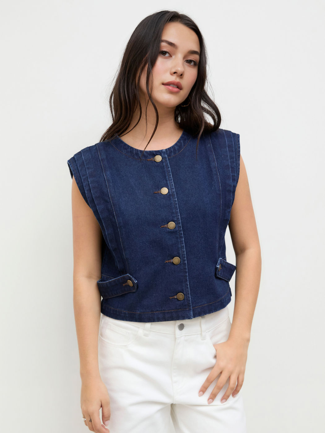 Denim-Übergrößen-Tank-Top mit runder Halslinie und Knöpfen