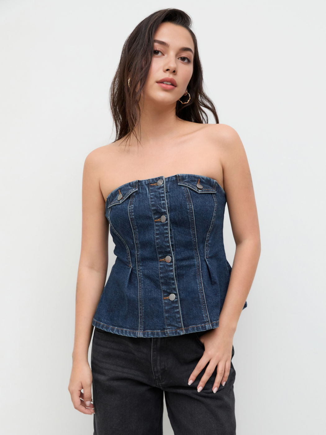 Top a fascia con bottoni in denim elasticizzato