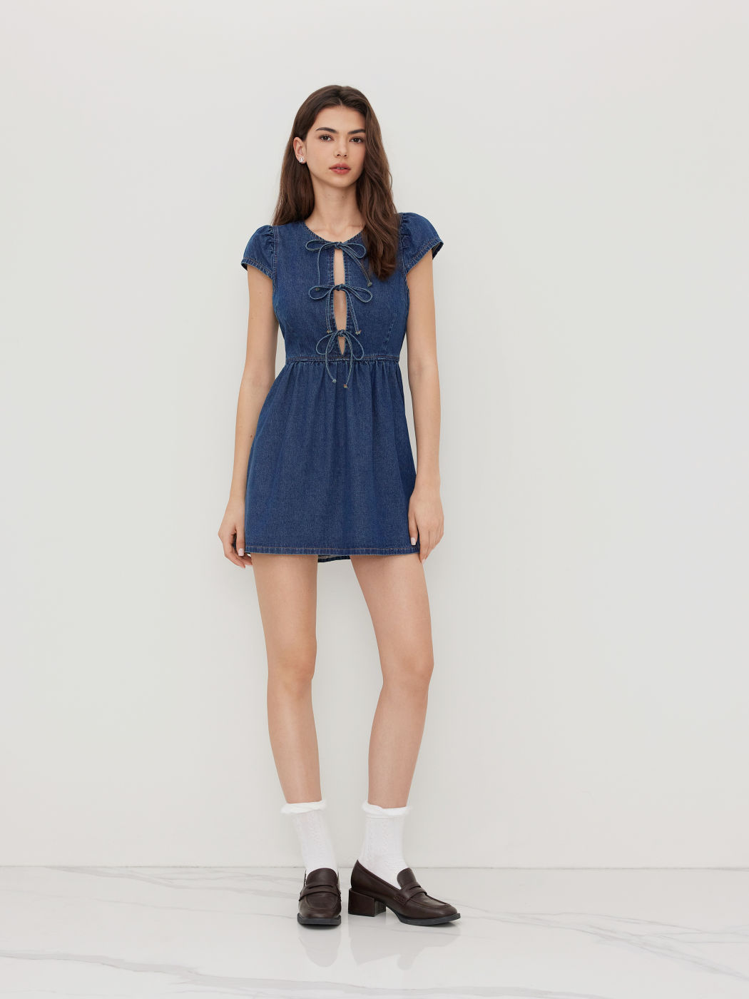 Jeans-Mini-Kleid mit Ausschnitten und Schleife vorne