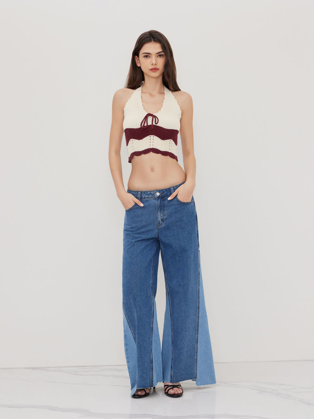 Top corto all'uncinetto con scollo all'americana a maglia e bordo ondulato a righe